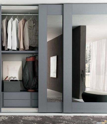 С чем как правило связана покупка мебели в Подмосковье: шкаф купе манхеттен. 